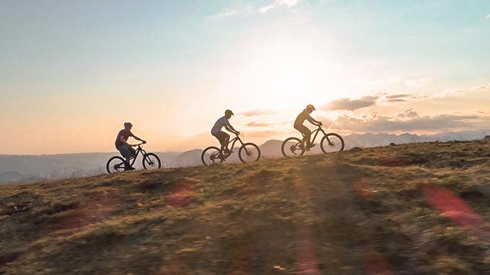 Liniment för människor | Trikem Cyklister på berget