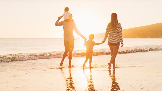 Mygg och fästingmedel | Trikem Familj som gåt på en strand